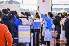 一位旅客着急地说姓名写