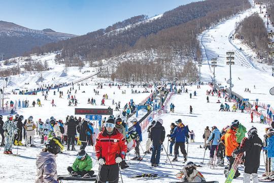 崇礼太舞滑雪小镇迎新春：雪景乐园与传统演出