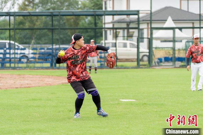 徐家埭上演浙台交流“全垒打”：180名慢速垒球