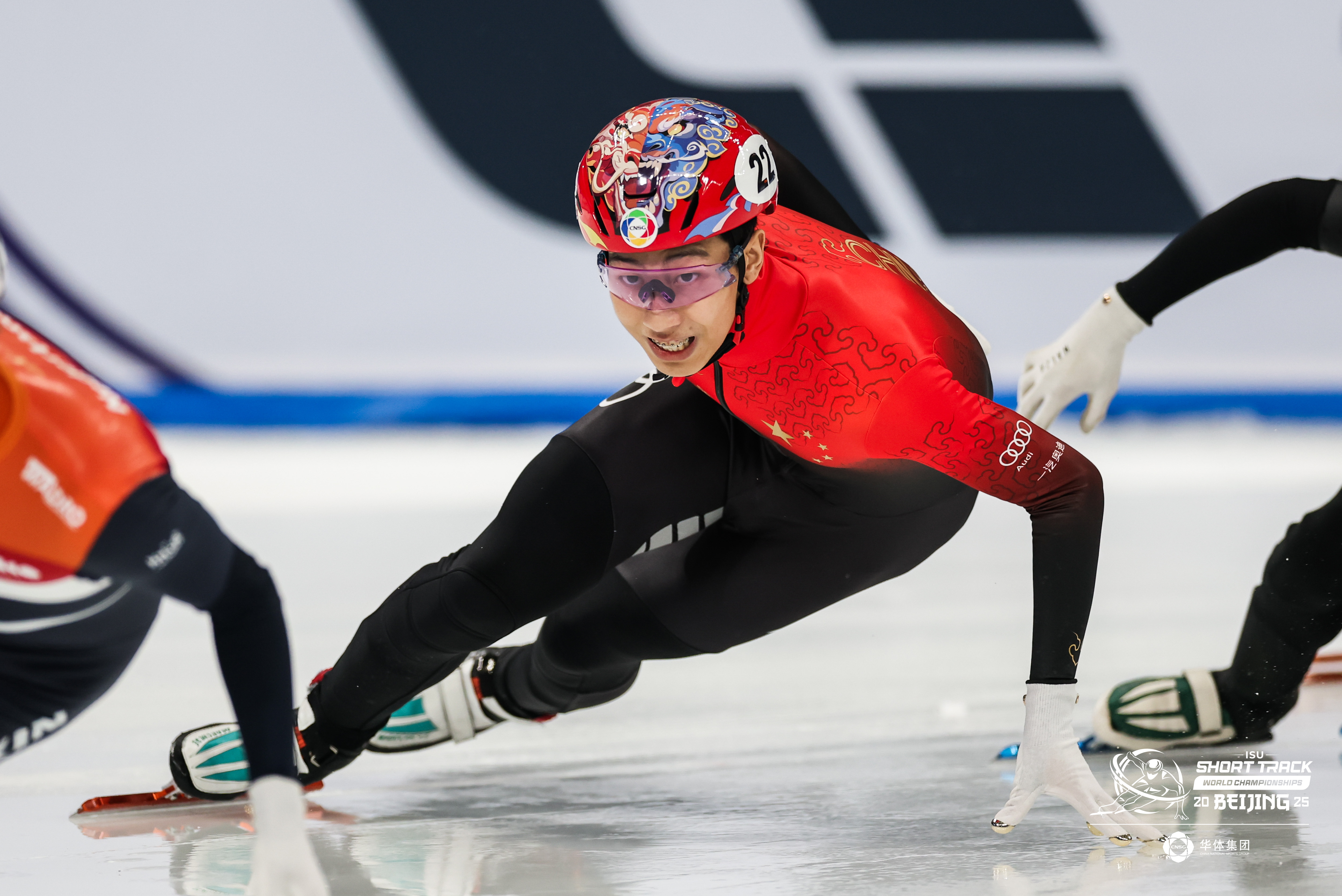 刘少昂世锦赛1500米摘铜后遭冰刀划伤