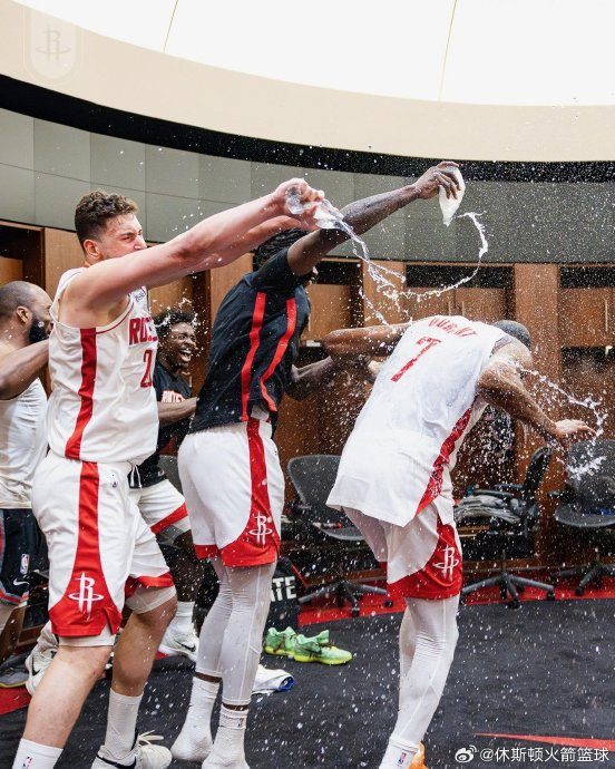 火箭球员泼水事件引爆更衣室矛盾 杜兰特回应超