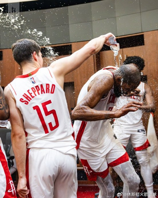 火箭球员泼水事件引爆更衣室矛盾 杜兰特回应超
