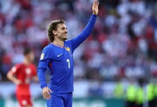 姆巴佩替补登场索要队长袖标引争议 坎特生日让