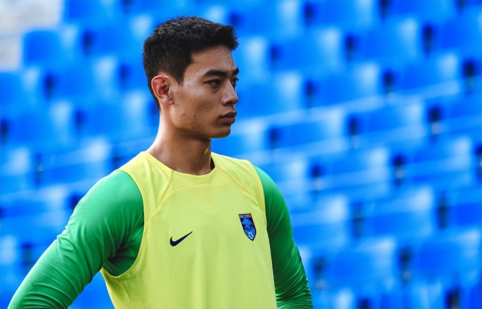 斯卢茨基激活申花三将 阵容深度蜕变引热议