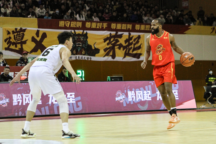 凯尔·维纳莱斯独挑大梁难挽四川队35连败颓势