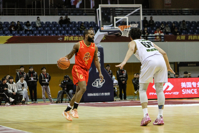 凯尔·维纳莱斯独挑大梁难挽四川队35连败颓势