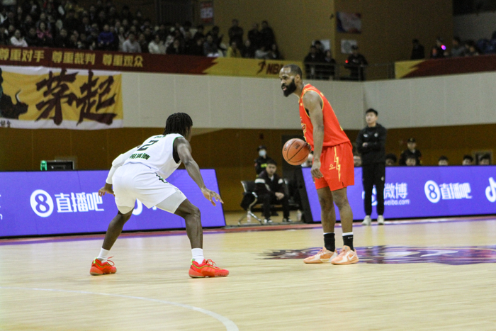 凯尔·维纳莱斯独挑大梁难挽四川队35连败颓势